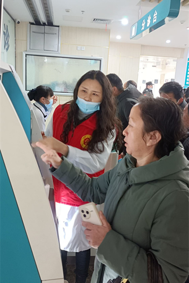 市人民医院行政支部党员志愿者春节坚守岗位 暖心服务守护健康